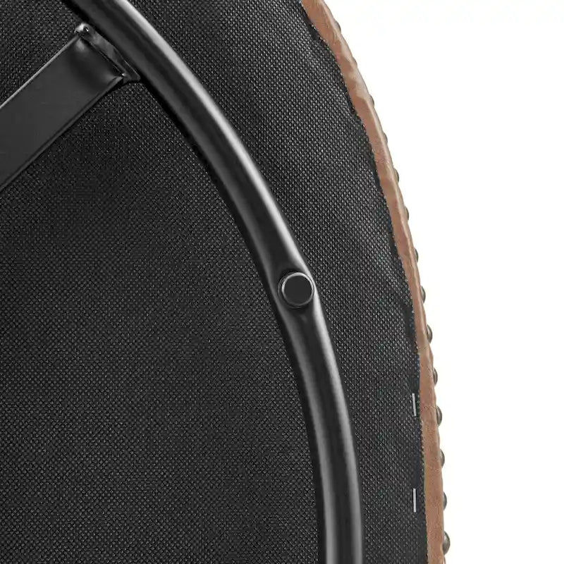 360°-drehbarer Sessel mit Nagelverzierung