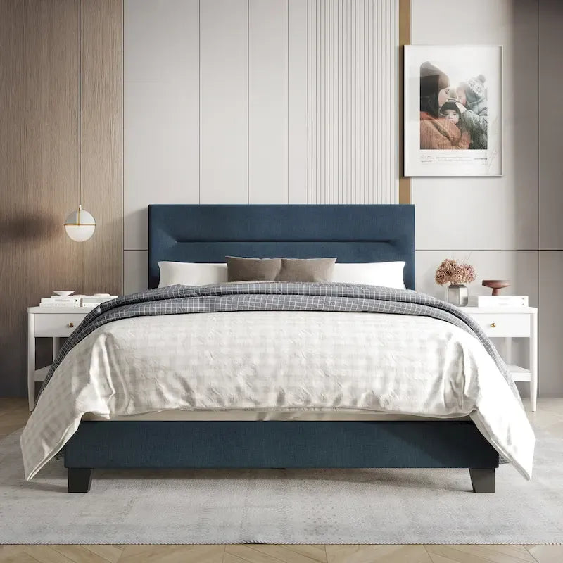 Schlichtes und sauberes gepolstertes Leinenbett