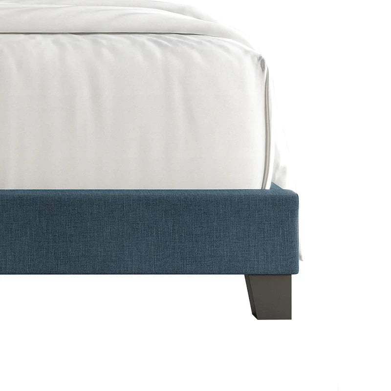 Schlichtes und sauberes gepolstertes Leinenbett