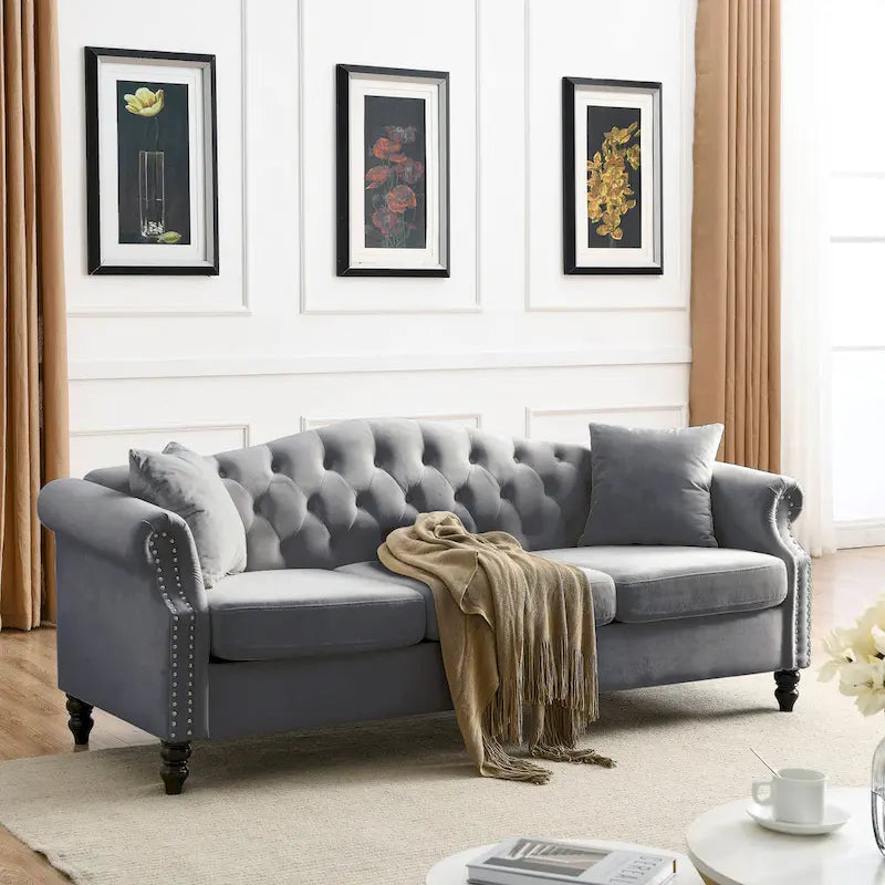 Chesterfield 3-Sitzer Polstersofa mit Zierheftung, Rollarmlehnen und Nagelbesatz