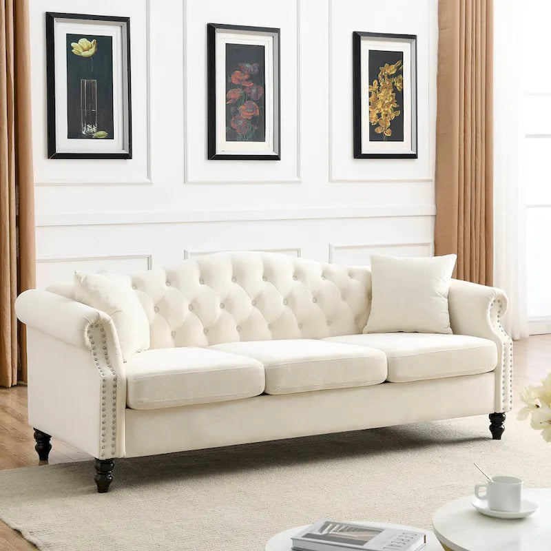 Chesterfield 3-Sitzer Polstersofa mit Zierheftung, Rollarmlehnen und Nagelbesatz