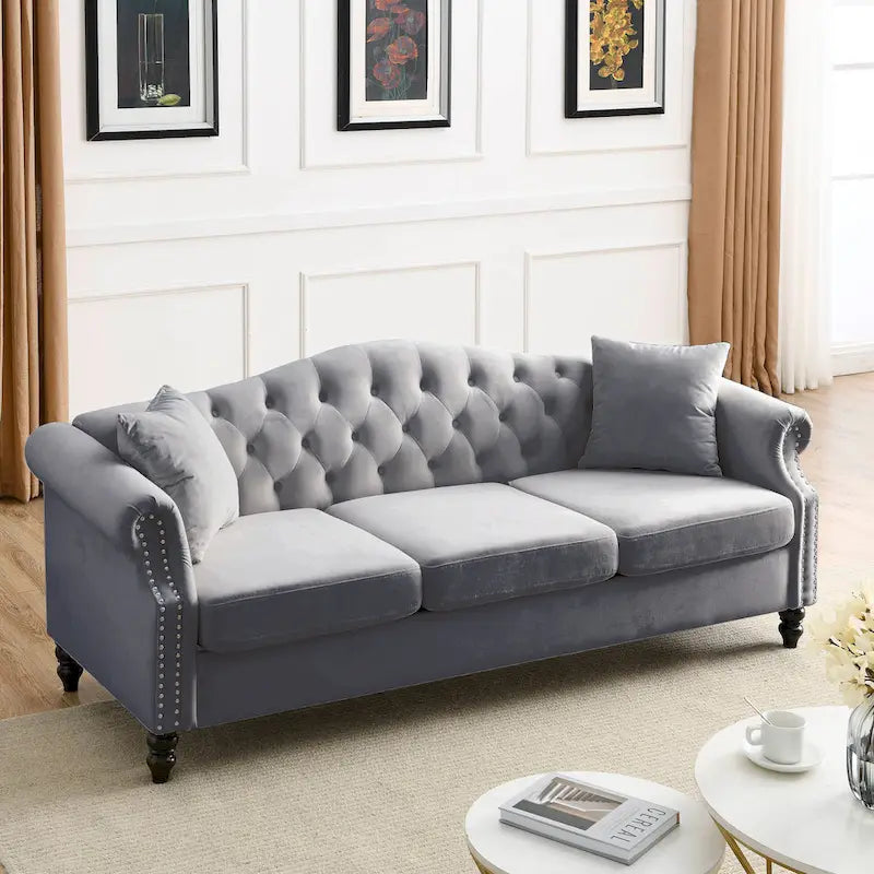 Chesterfield 3-Sitzer Polstersofa mit Zierheftung, Rollarmlehnen und Nagelbesatz
