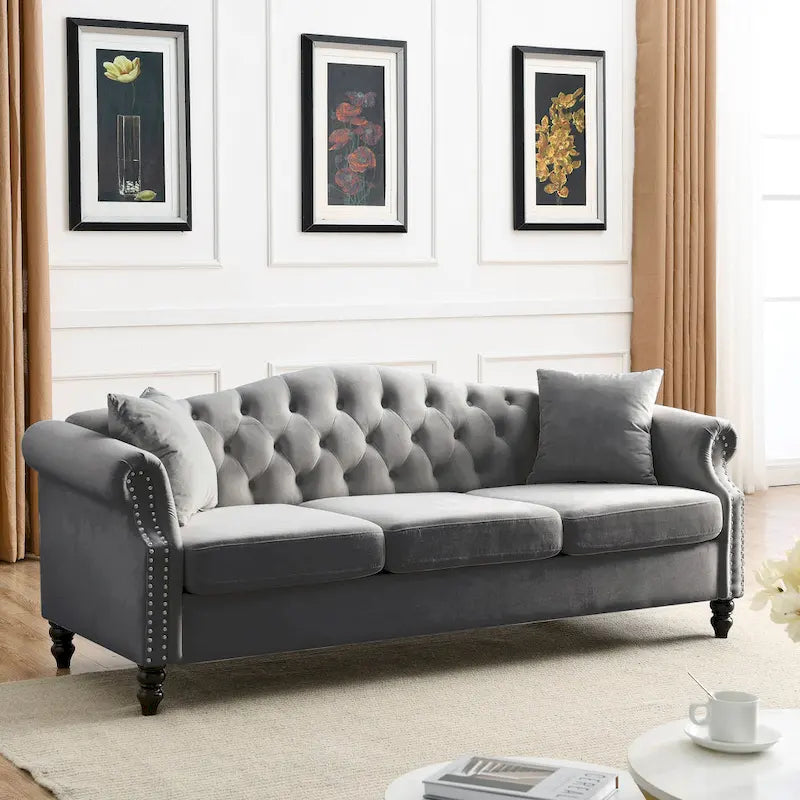Chesterfield 3-Sitzer Polstersofa mit Zierheftung, Rollarmlehnen und Nagelbesatz